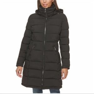 Andrew Marc Ladiesโ Long Stretch Parka (2X)